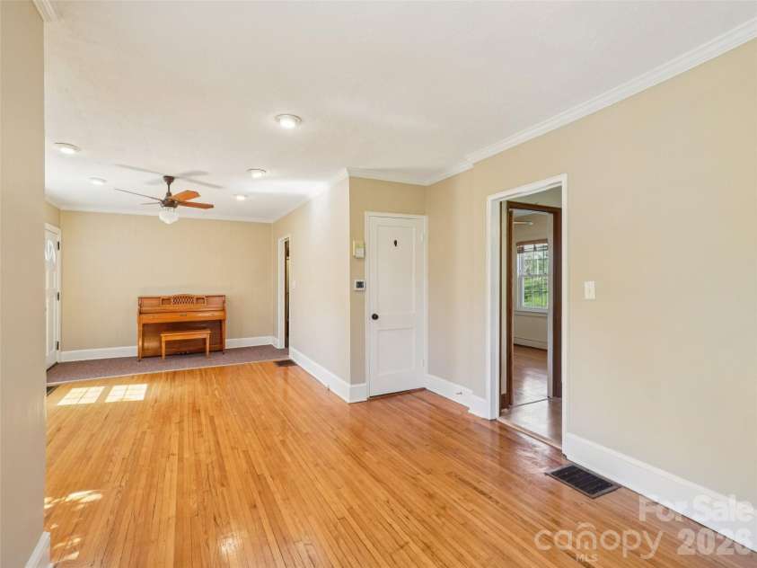 28 Kensington Drive, Asheville, NC 28805.  MLS# CAR4368193, YatesRealty ID 11814. 
