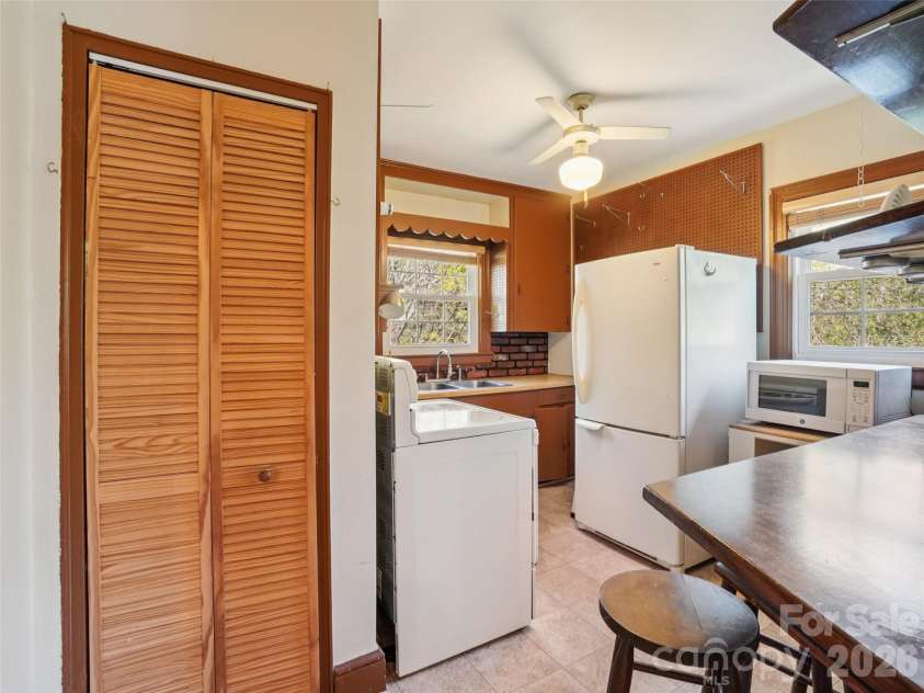28 Kensington Drive, Asheville, NC 28805.  MLS# CAR4368193, YatesRealty ID 11814. 