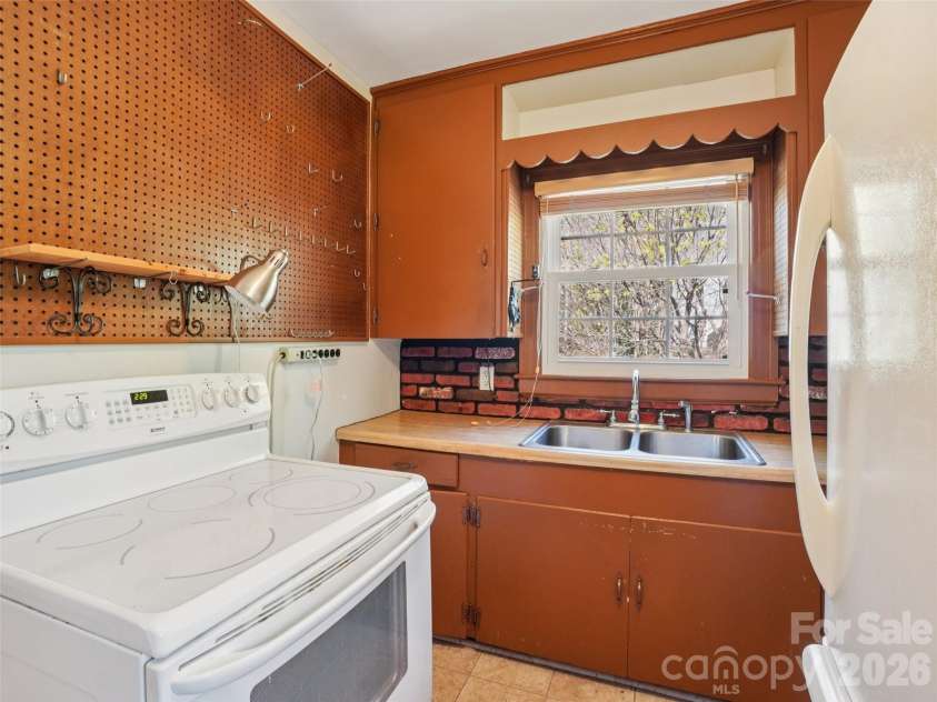 28 Kensington Drive, Asheville, NC 28805.  MLS# CAR4368193, YatesRealty ID 11814. 