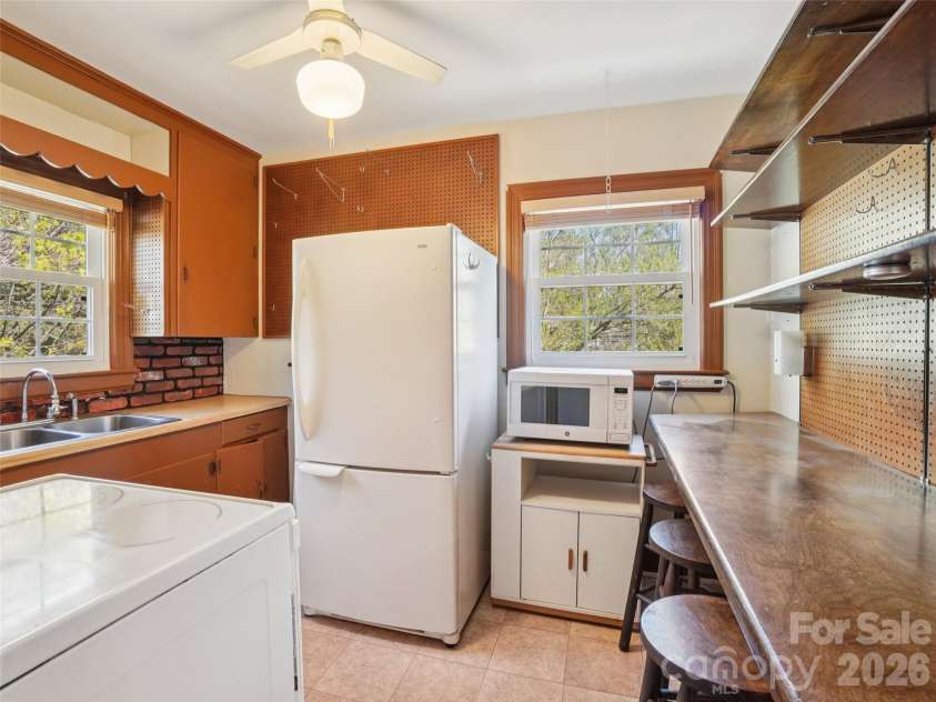 28 Kensington Drive, Asheville, NC 28805.  MLS# CAR4368193, YatesRealty ID 11814. 