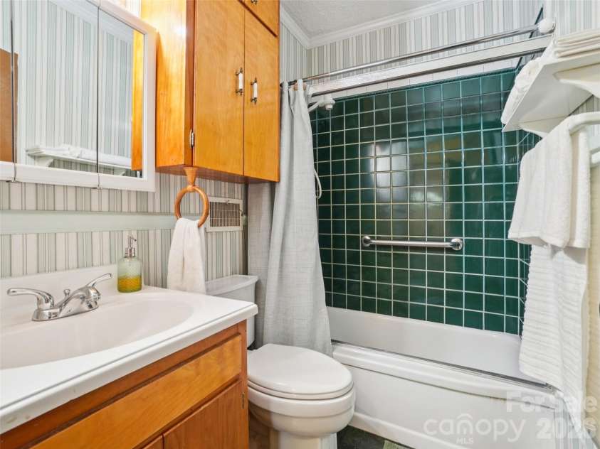 28 Kensington Drive, Asheville, NC 28805.  MLS# CAR4368193, YatesRealty ID 11814. 