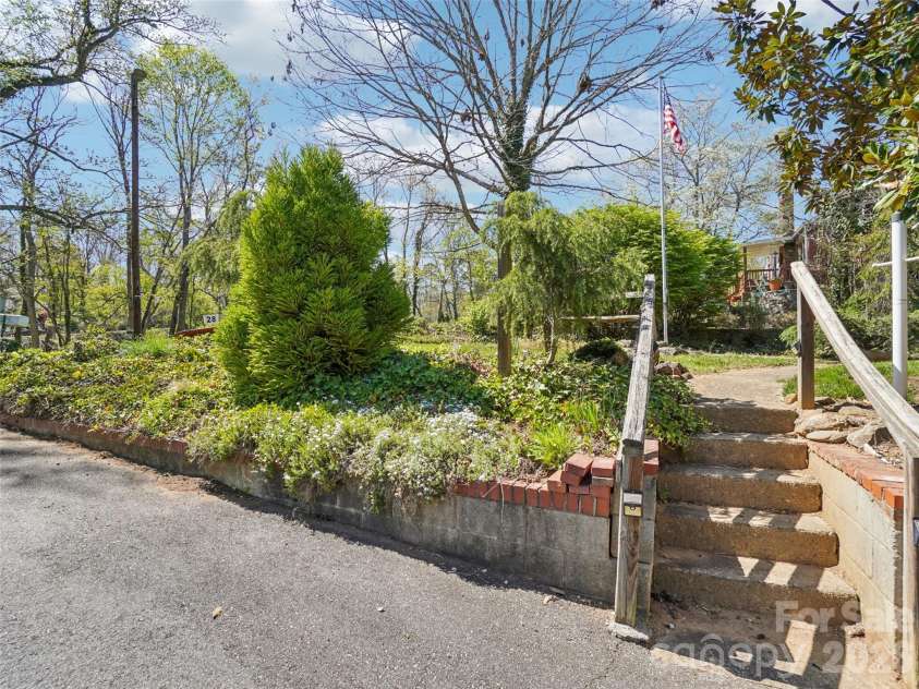 28 Kensington Drive, Asheville, NC 28805.  MLS# CAR4368193, YatesRealty ID 11814. 