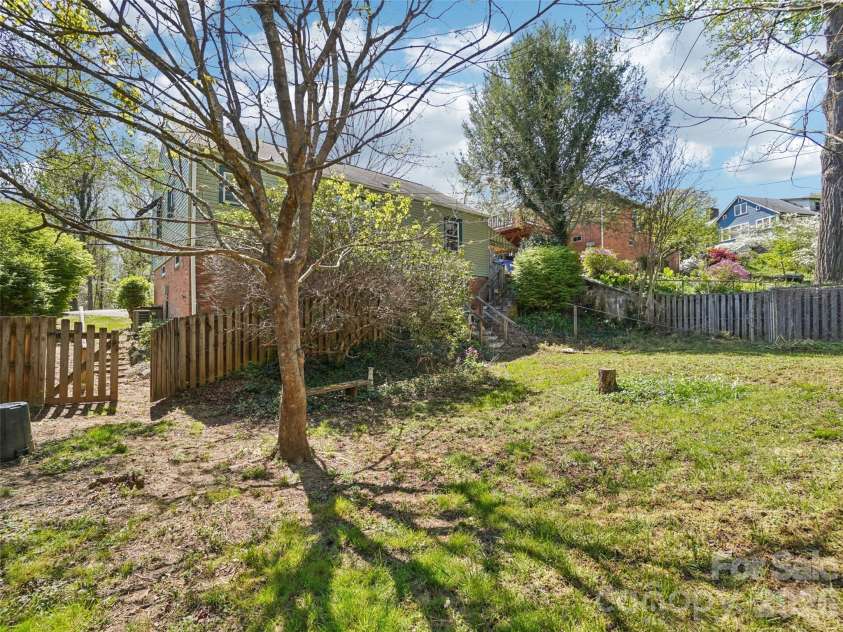28 Kensington Drive, Asheville, NC 28805.  MLS# CAR4368193, YatesRealty ID 11814. Backyard