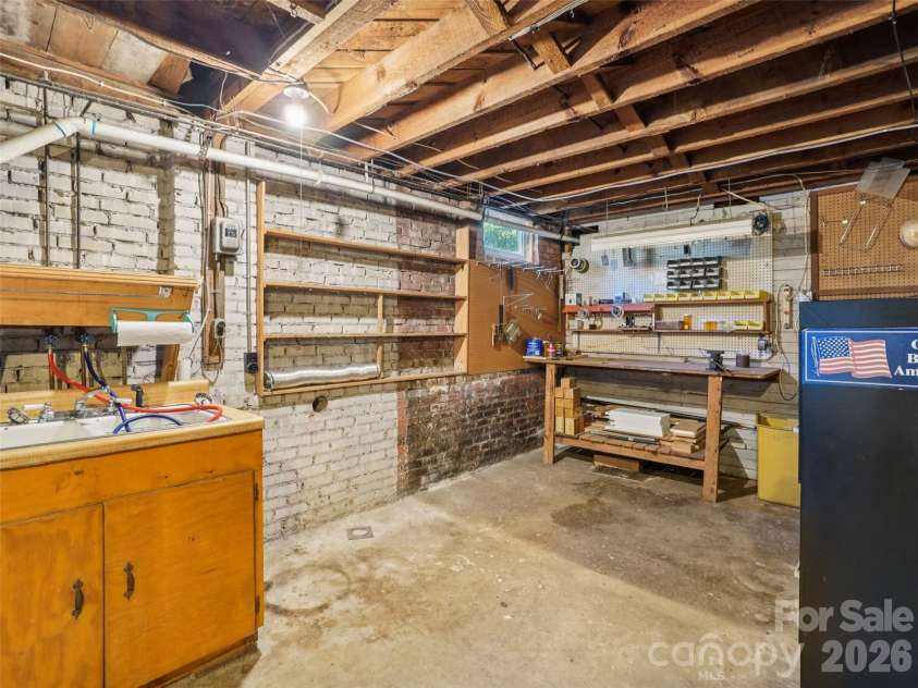 28 Kensington Drive, Asheville, NC 28805.  MLS# CAR4368193, YatesRealty ID 11814. Workshop space