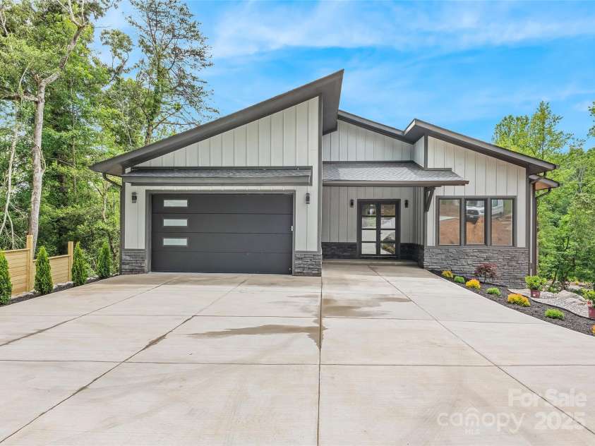 27 George Allen Ridge, Arden, NC 28704.  MLS# CAR4241501, YatesRealty ID 11818. 