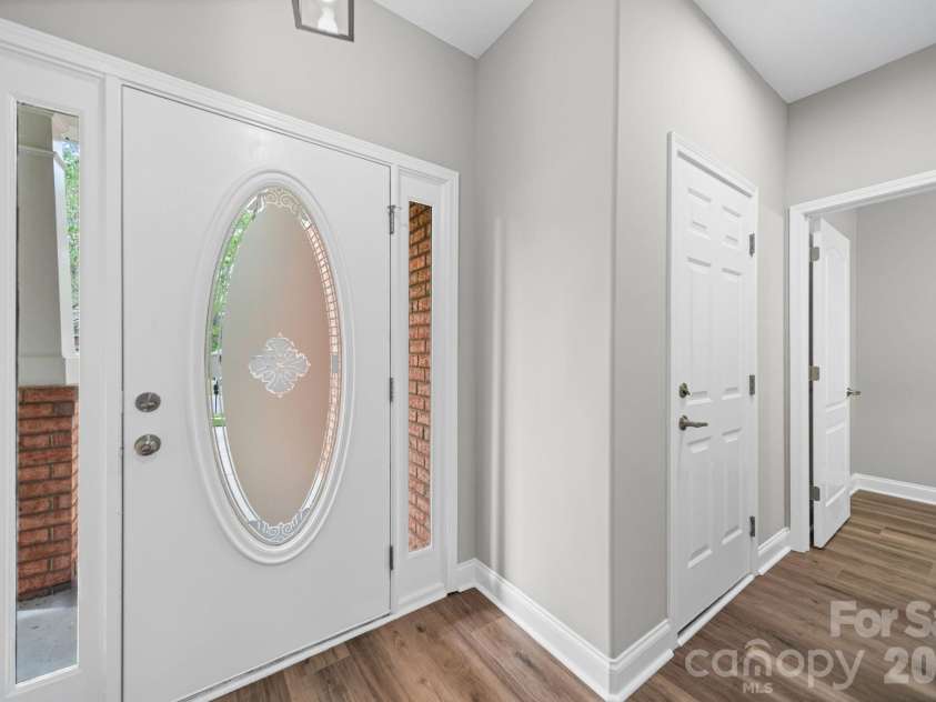 7219 Ogden Place, Denver, NC 28037.  MLS# CAR4367719, YatesRealty ID 11821. Entry foyer