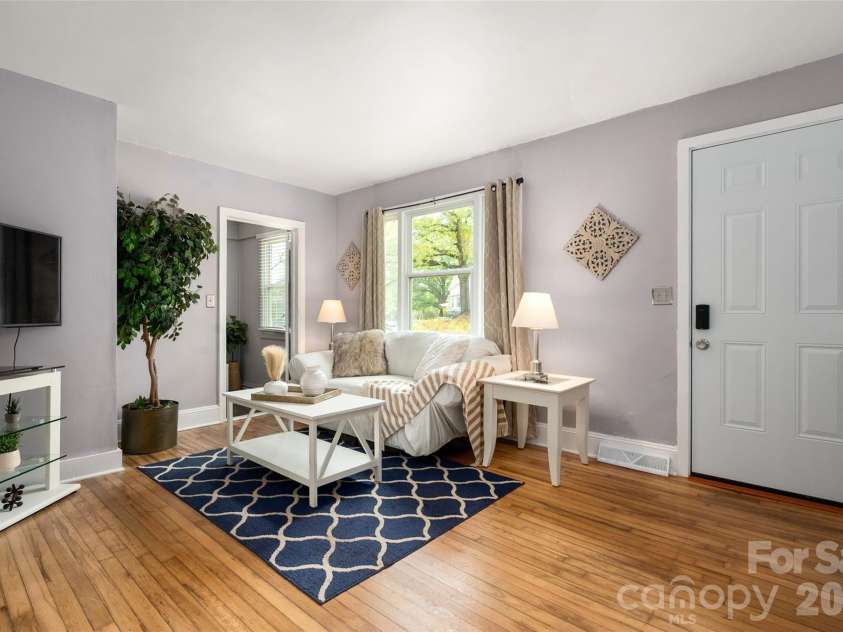 2516 Columbus Circle, Charlotte, NC 28208.  MLS# CAR4341027, YatesRealty ID 11822. 