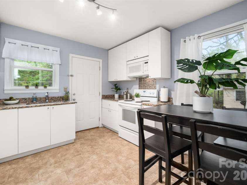2516 Columbus Circle, Charlotte, NC 28208.  MLS# CAR4341027, YatesRealty ID 11822. 