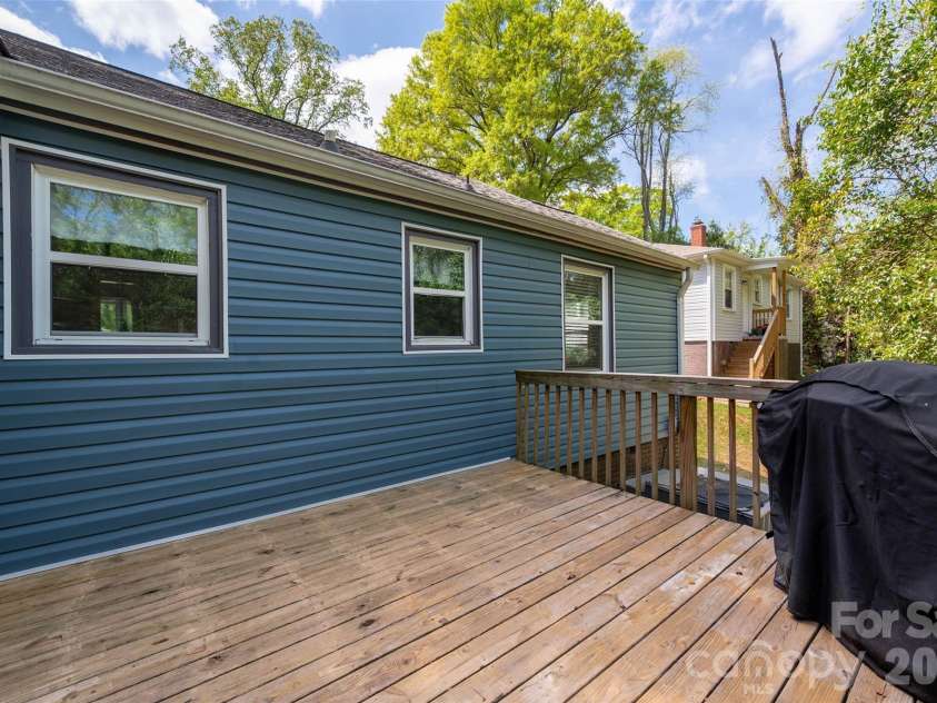 2516 Columbus Circle, Charlotte, NC 28208.  MLS# CAR4341027, YatesRealty ID 11822. 