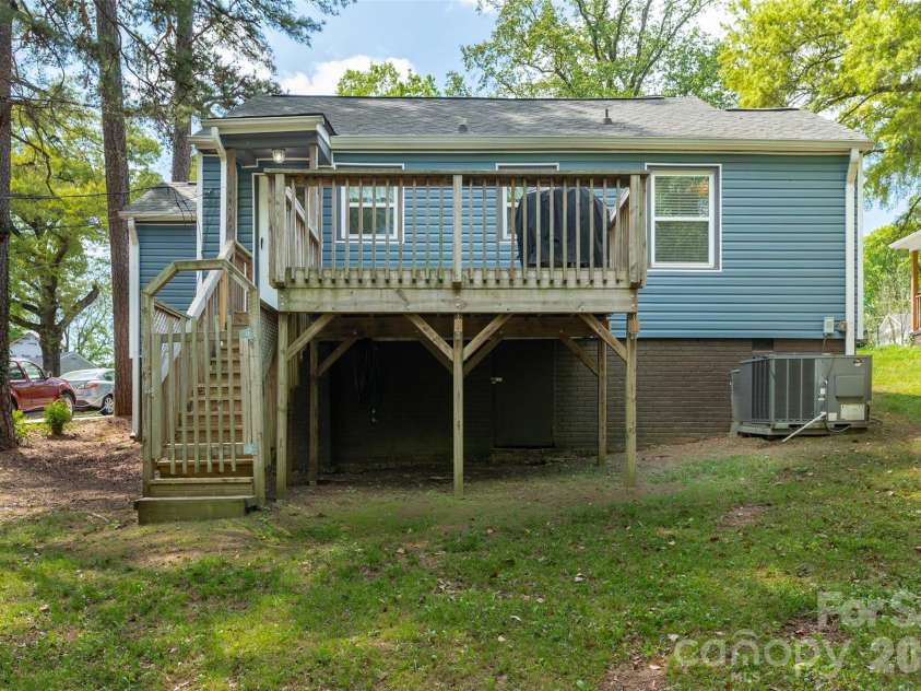 2516 Columbus Circle, Charlotte, NC 28208.  MLS# CAR4341027, YatesRealty ID 11822. 