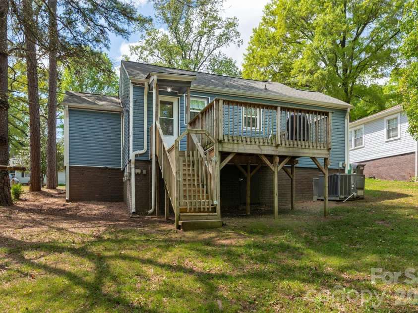 2516 Columbus Circle, Charlotte, NC 28208.  MLS# CAR4341027, YatesRealty ID 11822. 