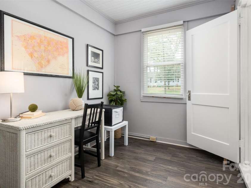 2516 Columbus Circle, Charlotte, NC 28208.  MLS# CAR4341027, YatesRealty ID 11822. Flex space...use as an office