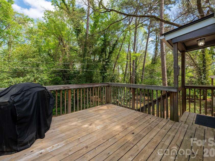 2516 Columbus Circle, Charlotte, NC 28208.  MLS# CAR4341027, YatesRealty ID 11822. Grill conveys