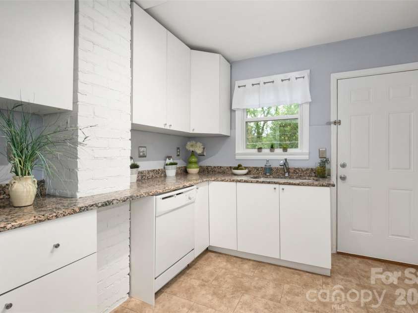 2516 Columbus Circle, Charlotte, NC 28208.  MLS# CAR4341027, YatesRealty ID 11822. Note Exposed Brick!