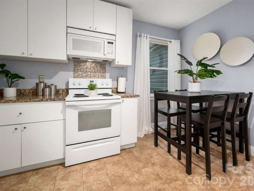 2516 Columbus Circle, Charlotte, NC 28208.  MLS# CAR4341027, YatesRealty ID 11822. Spacious Eat in Kitchen!