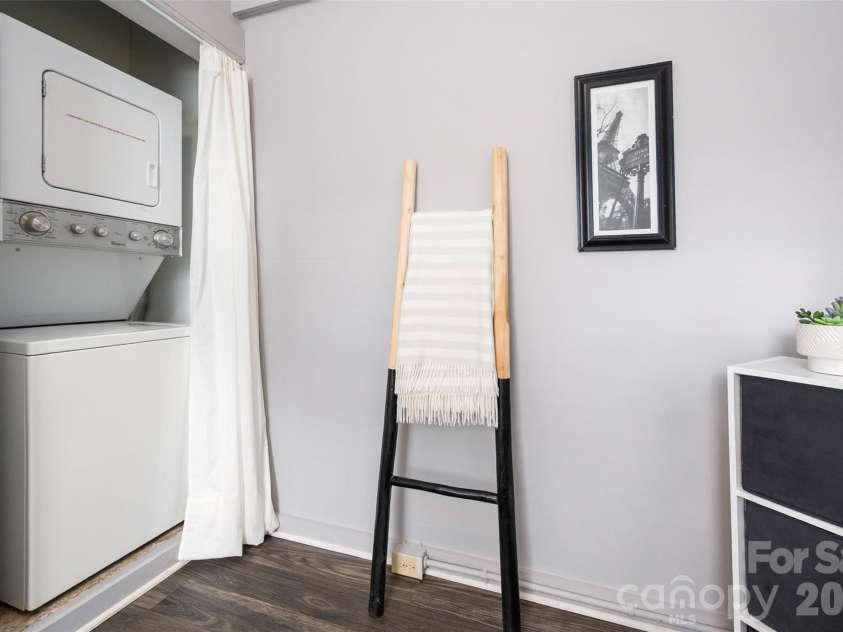 2516 Columbus Circle, Charlotte, NC 28208.  MLS# CAR4341027, YatesRealty ID 11822. Washer/Dryer conveys