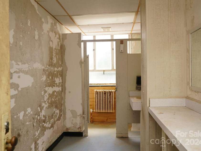 330 Carolina Drive, Tryon, NC 28782.  MLS# CAR4154073, YatesRealty ID 11822. 