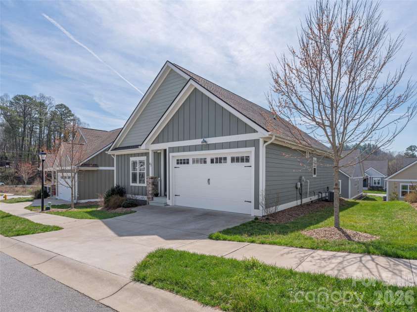 63 Leyland Circle, Hendersonville, NC 28792.  MLS# CAR4361043, YatesRealty ID 11823. 