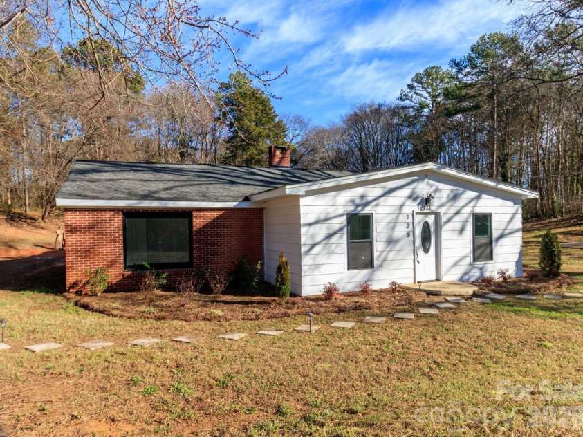 123 Riverside Drive, Mount Holly, NC 28120.  MLS# CAR4334550, YatesRealty ID 1183. 