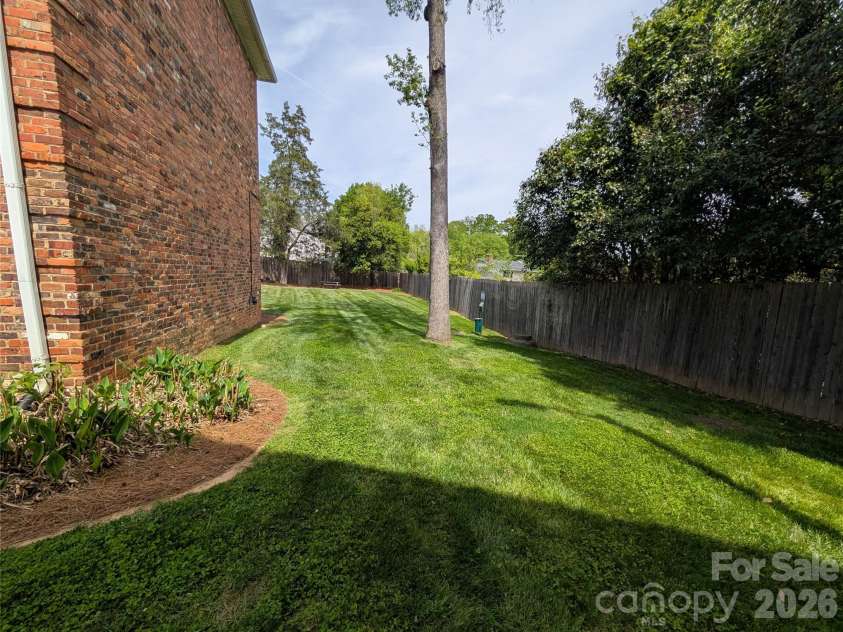 916 Mcalway Road, Charlotte, NC 28211.  MLS# CAR4368482, YatesRealty ID 11831. 