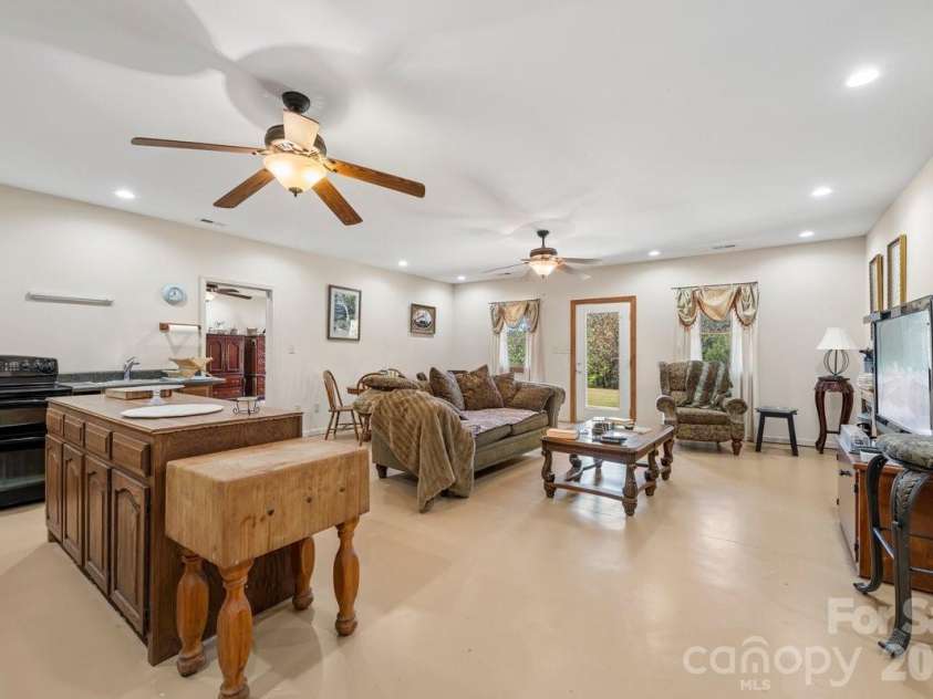 492 Starr Ridge Road, Gaffney, SC 29340.  MLS# CAR4319615, YatesRealty ID 11835. 