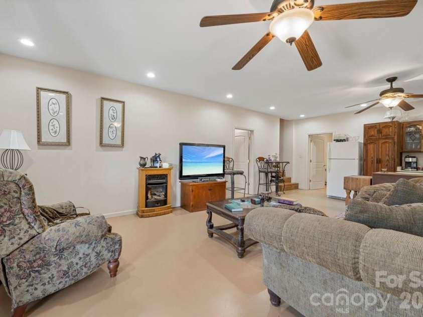 492 Starr Ridge Road, Gaffney, SC 29340.  MLS# CAR4319615, YatesRealty ID 11835. 
