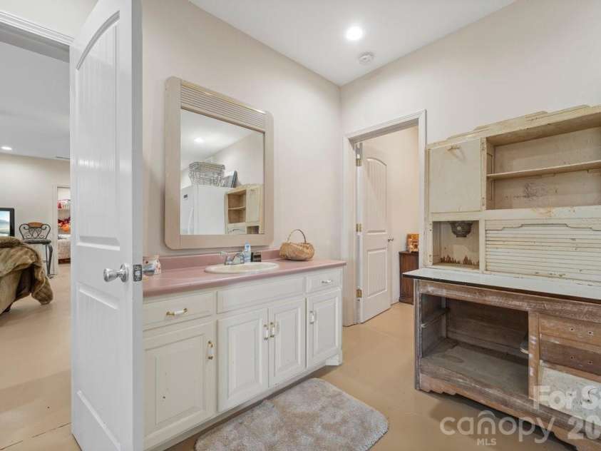 492 Starr Ridge Road, Gaffney, SC 29340.  MLS# CAR4319615, YatesRealty ID 11835. 