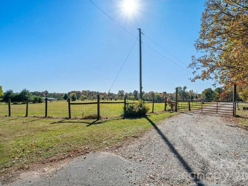 492 Starr Ridge Road, Gaffney, SC 29340.  MLS# CAR4319615, YatesRealty ID 11835. 
