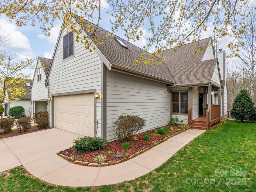 38 Pinnacle Point Drive, Asheville, NC 28805.  MLS# CAR4245433, YatesRealty ID 11840. 