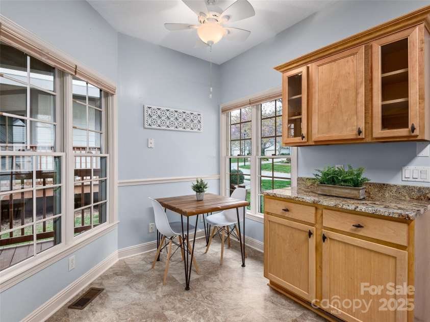 38 Pinnacle Point Drive, Asheville, NC 28805.  MLS# CAR4245433, YatesRealty ID 11840. 