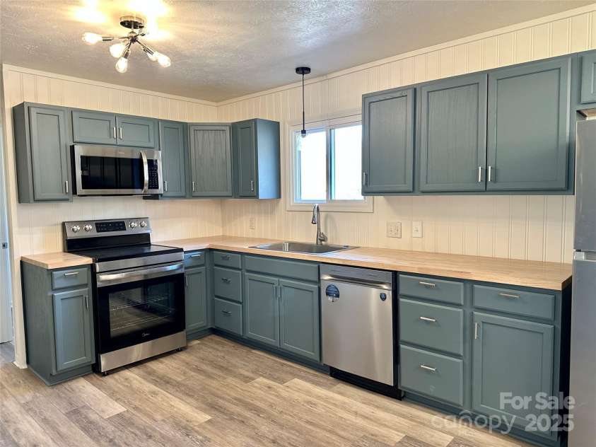 609 Cattail Road, Burnsville, NC 28714.  MLS# CAR4317558, YatesRealty ID 11845. 