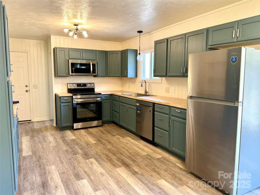 609 Cattail Road, Burnsville, NC 28714.  MLS# CAR4317558, YatesRealty ID 11845. 
