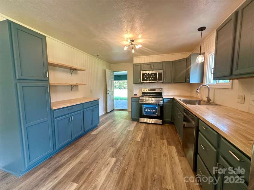 609 Cattail Road, Burnsville, NC 28714.  MLS# CAR4317558, YatesRealty ID 11845. 