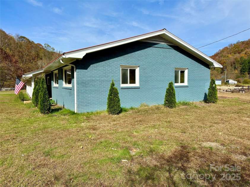 609 Cattail Road, Burnsville, NC 28714.  MLS# CAR4317558, YatesRealty ID 11845. 