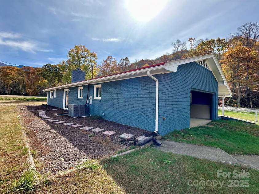 609 Cattail Road, Burnsville, NC 28714.  MLS# CAR4317558, YatesRealty ID 11845. 