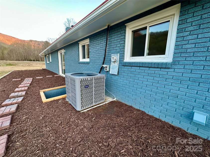 609 Cattail Road, Burnsville, NC 28714.  MLS# CAR4317558, YatesRealty ID 11845. 