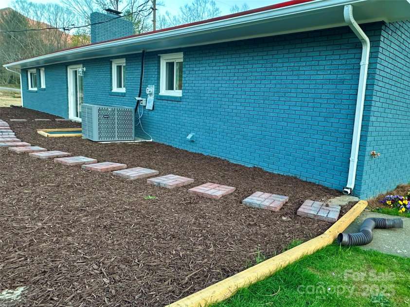 609 Cattail Road, Burnsville, NC 28714.  MLS# CAR4317558, YatesRealty ID 11845. 