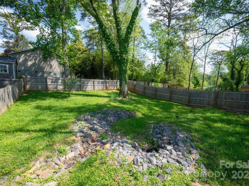 92 Le-An-Hurst Road, Asheville, NC 28803.  MLS# CAR4254945, YatesRealty ID 11846. Nice Wood Privacy Fence