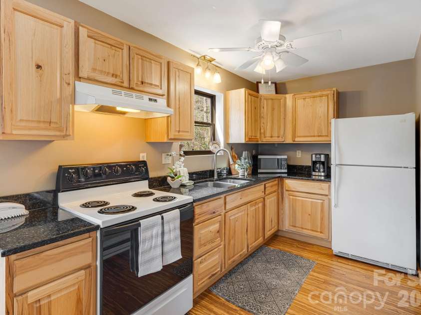 41 Gold Anchor Lane, Black Mountain, NC 28711.  MLS# CAR4347590, YatesRealty ID 11848. 