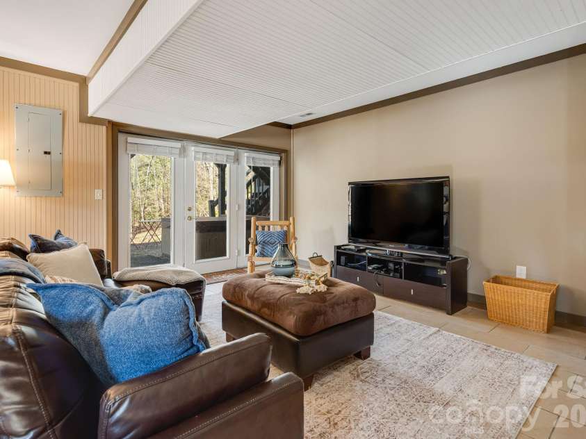 41 Gold Anchor Lane, Black Mountain, NC 28711.  MLS# CAR4347590, YatesRealty ID 11848. 