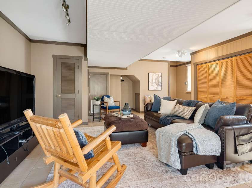 41 Gold Anchor Lane, Black Mountain, NC 28711.  MLS# CAR4347590, YatesRealty ID 11848. 