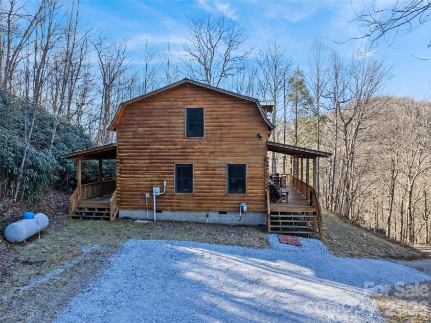 171 Sharons Bluff, Franklin, NC 28734.  MLS# CAR4329192, YatesRealty ID 11849. 