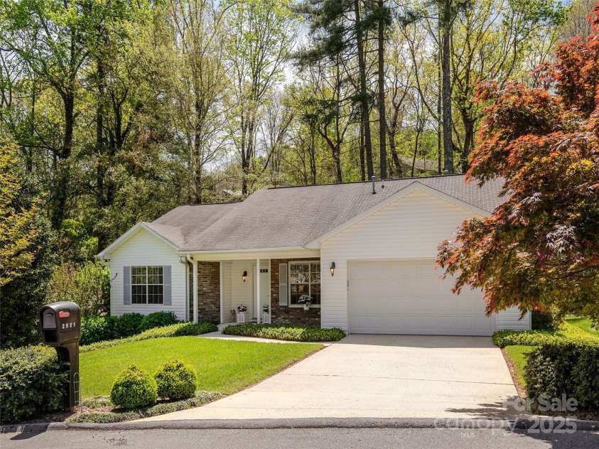2921 Middleton Place, Hendersonville, NC 28791.  MLS# CAR4251351, YatesRealty ID 11850. 