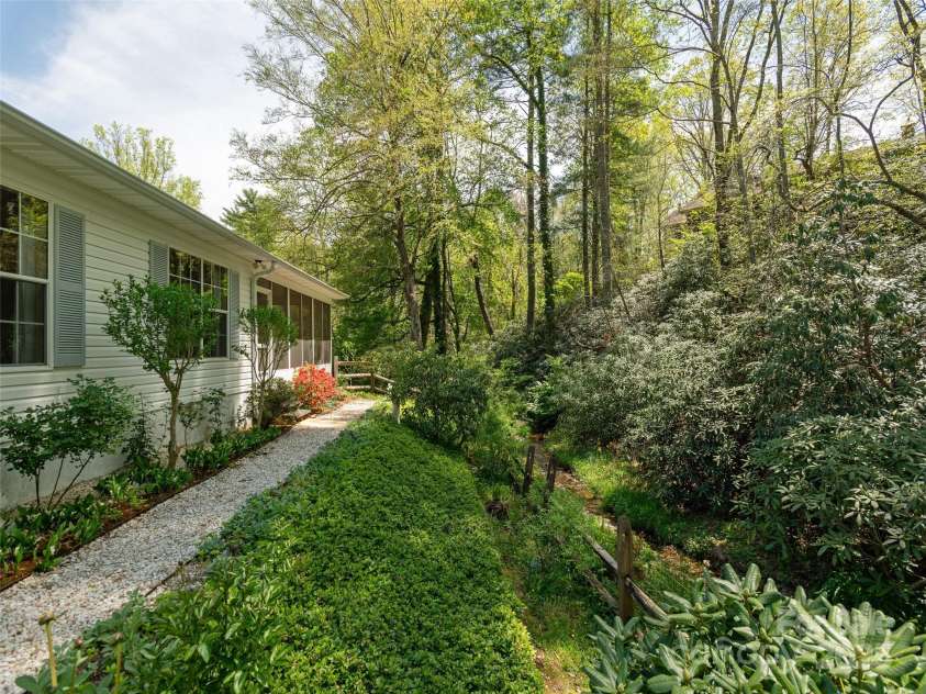 2921 Middleton Place, Hendersonville, NC 28791.  MLS# CAR4251351, YatesRealty ID 11850. 