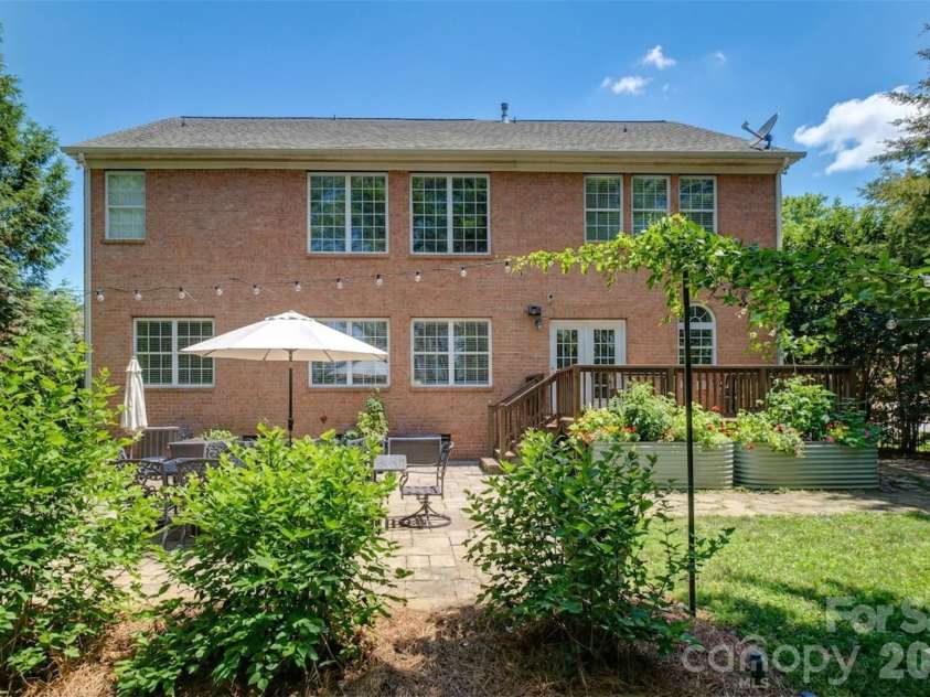 16624 Turtle Point Road, Charlotte, NC 28278.  MLS# CAR4338316, YatesRealty ID 11852. Fantastic backyard