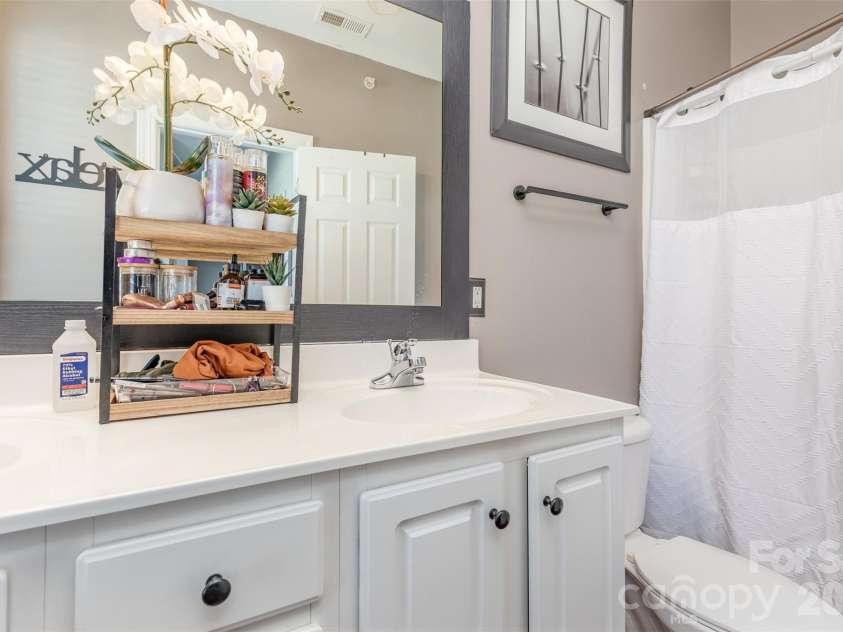 6730 Mallard Park Drive, Charlotte, NC 28262.  MLS# CAR4329944, YatesRealty ID 11855. 2nd Primary Full Bath