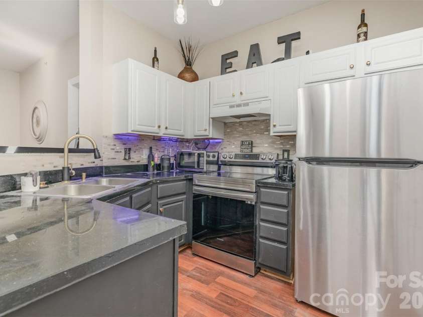 6730 Mallard Park Drive, Charlotte, NC 28262.  MLS# CAR4329944, YatesRealty ID 11855. Stainless Steel appliances