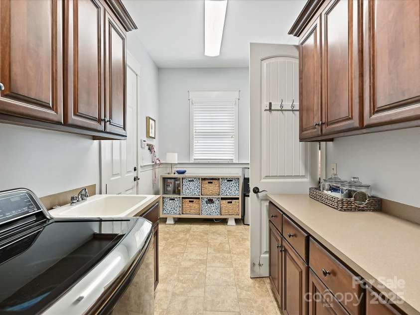 7208 Ashton Gate Drive, Charlotte, NC 28270.  MLS# CAR4246085, YatesRealty ID 11858. Laundry/Drop Zone/Scullery
