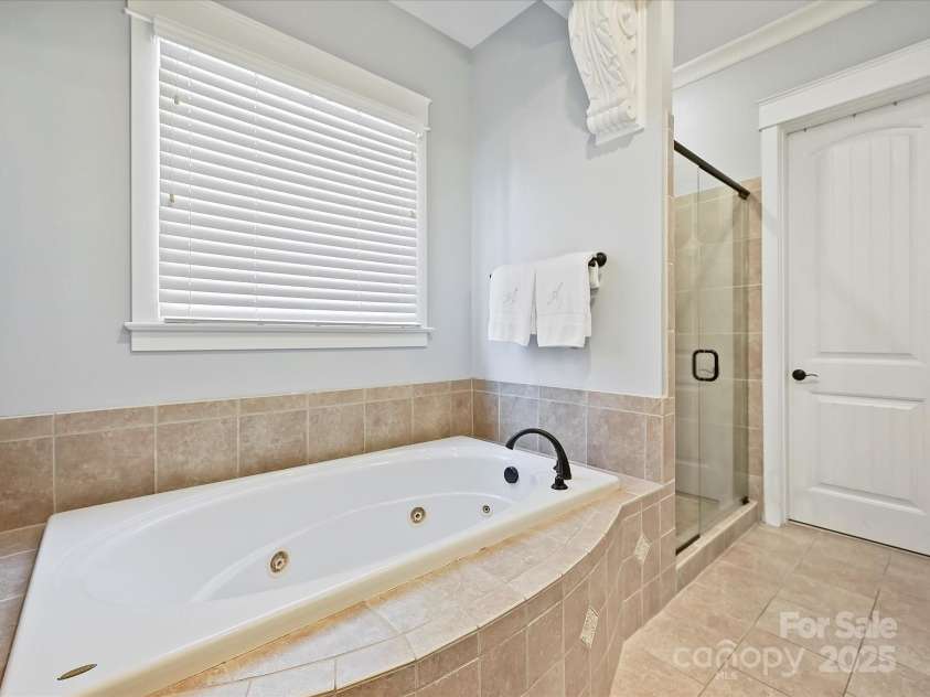 7208 Ashton Gate Drive, Charlotte, NC 28270.  MLS# CAR4246085, YatesRealty ID 11858. Whirlpool Tub