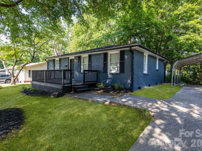 3637 Glenville Avenue, Charlotte, NC 28215.  MLS# CAR4382722, YatesRealty ID 11859. Welcome to 3637 Glenville Ave!!